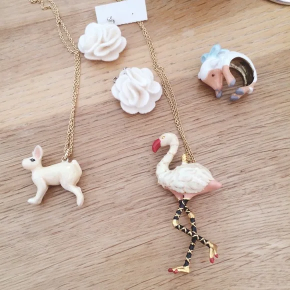 Mary Lou Running Rabbit necklace - Picture 3 of 5